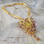 Pendentif La Petite Robe Jaune mont&eacute; avec des rocailles de qualit&eacute; couleur Jaune, Cerise et Rose, &agrave; laquelle s&rsquo;ajoute des perles rondes nacr&eacute;es en Cristal, perles et fleurs en plaqu&eacute; Or